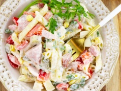 Sałatka z wędzonym kurczakiem i makaronem
