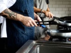 Nabici w butelkę. Oto jak pracownicy gastronomii byli wykorzystywani