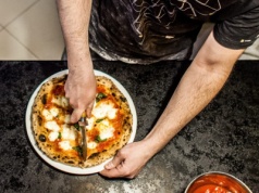 Szokująca oferta pracy. Prawie 30 tys. zł za robienie pizzy. To nie żart