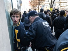 Napięcie w metropolii. Ludzie stworzyli żywą barykadę, fala aresztowań