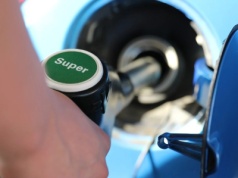 Końcówka listopada przyniosła wyraźne podwyżki cen paliw na stacjach w Polsce.