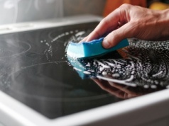 Płytę indukcyjną myję tylko tym. Zarysowania i ślady palców to przeszłość