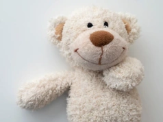 Pluszaki jak nowe bez prania. Ten kuchenny proszek działa jak profesjonalne odświeżanie