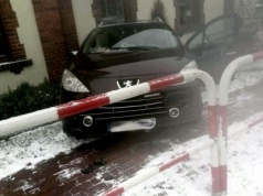 Nietrzeźwy 24-latek uszkodził barierki i oddalił się z miejsca zdarzenia. Mężczyzna ostatecznie został zatrzymany przez dzielnicowych.