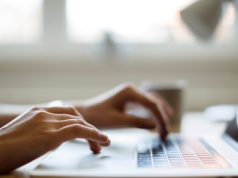 W Polsce z pisania "nie da się żyć". 90 proc. polskich twórców nie zarabia nawet minimalnej krajowej