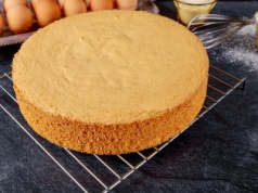 Oto mój sposób na idealnie puszysty biszkopt. Z taką bazą możesz zrobić mnóstwo ciast