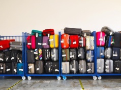 Na lotnisku nie kosztuje ani złotówki. Bagaże z tą naklejką przechodzą pierwsze przez odprawę