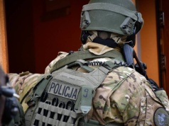 Zaczęło się od kradzieży. 43-latek zabarykadował się z rodziną