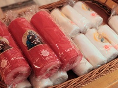 „Co roku stawiamy tę świecę na wigilijnym stole” – ruszyła adwentowa akcja Caritas