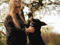 Twój pies wyje, gdy zostaje sam w domu? Specjalistka apeluje do właścicieli