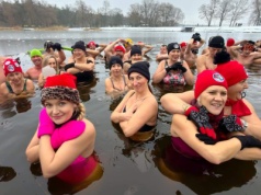 W końcu kąpali się wśród lodu (ZDJĘCIA)