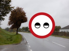 "Przymrużone oczy" na drodze. Ten nietypowy znak zobaczysz dopiero po długiej podróży