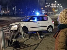 Pijana kierująca staranowała barierki i sygnalizatory. Miała ponad 2 promile