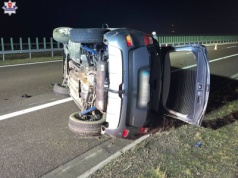 Auto wpadło w poślizg i przewróciło się na bok. Trzy osoby w szpitalu
