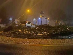 Zaparkował na rondzie, 19-latek pamięta tylko wystrzał poduszek powietrznych