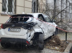 Pijany 21-letni kierowca wjechał Mercedesem w zaparkowane auto na Wilczej. Pojazd uderzył w drzewo i zawisł na pniu. Kierowca miał ponad 1,7 promila