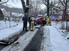 Rybnica - kierowca wjechał w drzewo. Droga jest zablokowana