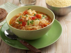 Zawsze dodaję do kapuśniaku. Jest bardziej sycący i aromatyczny