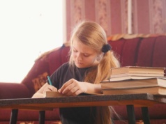 Nastolatki masowo opuszczają szkoły. Nowy trend w edukacji zaskakuje