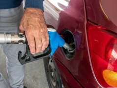 Tu seniorzy zatankują samochód taniej. Zniżka na ten dokument