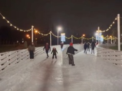 Pisarka dla dzieci wskazała najlepsze darmowe lodowisko w Warszawie. 