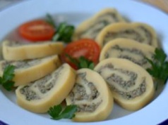 Rolada, która robi robotę na każdej imprezie. Serowy przysmak z pieczarkami