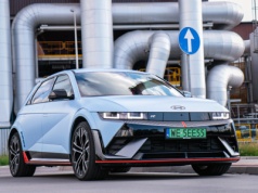 Sportowe samochody elektryczne wiodą prym. Jednak jest ratunek dla spalinówek