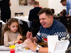 Charytatywne malowanie bombek. Pieniądze trafią na leczenie 10-letniej Julki