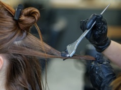 Poproś fryzjera o obsydianowy brąz. Luksusowa koloryzacja, która dodaje pazura