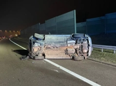 Auto przewróciło się na bok. Wszystko przez warunki na drodze