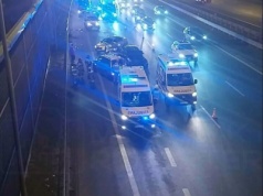 Zderzenie trzech pojazdów, podczas zmiany pasa ruchu na autostradzie A2. Kierująca ukarana mandatem