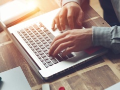 Jak wybrać laptop do pracy z domu? Zwróć uwagę na te elementy