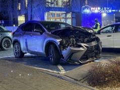 Nietypowy wypadek na Powiślu. Kierowca lexusa pomylił pedały i potrącił własną pasażerkę