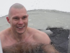 Skazany na dożywocie, a uczy się AI i kąpie w lodowatym jeziorze. Tylko w Finlandii