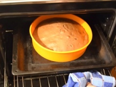 Zmień sposób ustawiania blachy. Piekarnik przestanie przypalać jedzenie