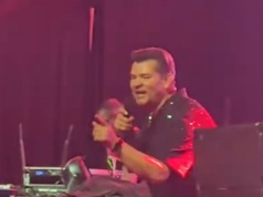 Co za wpadka na koncercie Zenka Martyniuka. Muzyk dostał tym w twarz