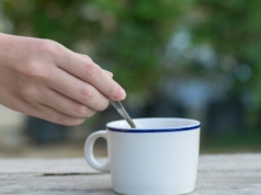 Jedna łyżeczka dziennie, a jelita pracują lżej. Polacy wracają do tego taniego produktu