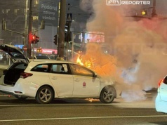 Toyota przewozu osób stanęła w ogniu na Woli