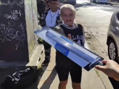 Wódka i maczety rozdawane bezdomnym na ulicy. „Projekt” budzi oburzenie i kontrowersje