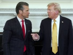 Uderzyli powtórnie, by dobić załogę? Trump: Ufam Hegsethowi