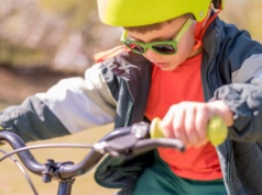 Prezydent podpisał nowelę nakazującą osobom do 16 lat jazdę w kaskach na rowerach i e-hulajnogach