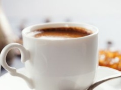 Wiele osób sypie do kawy bez opamiętania. Rujnuje zdrowie bardziej niż biały cukier