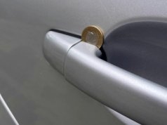 Metoda "na monetę". Kierowcy wciąż nie wierzą, a auta znikają z parkingów