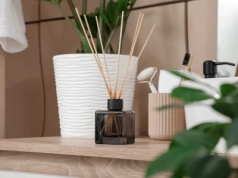 Wsyp 2 łyżki i postaw na półce w łazience. Ten zapach działa lepiej niż odświeżacz z drogerii