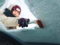 Sekretny przycisk na zmiotce do śniegu. Działa jak "miniłopata"