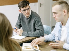 Liczba studentów w Polsce spada. Jakie kierunki wybierają?