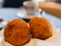 W Polsce hitem są wytrawne kulki. Na Sycylii robią na słodko z okazji dnia Świętej Łucji