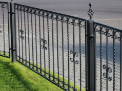 Zakaz takich płotów na posesji. Od 2026 r. nowe zasady