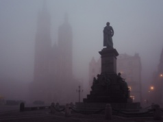 IMGW ostrzega. Gęste mgły sparaliżują kraj, będą utrudnienia na lotniskach