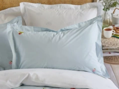 Zapomnij o chemicznych zapachach. Zrób pachnący spray do pościeli za grosze